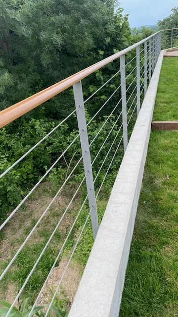 Conception de garde corps en acier galvanisé, main courante aluminium imitation bois et câblage inox dans le Rhône, Décines-Charpieu, Art Métallique