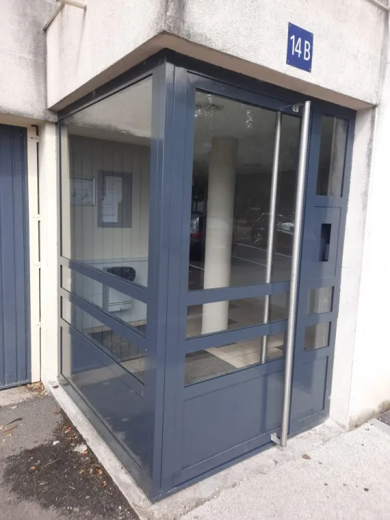 Hall d'entrée en acier JANSEN série froide sur Beynost, Décines-Charpieu, Art Métallique