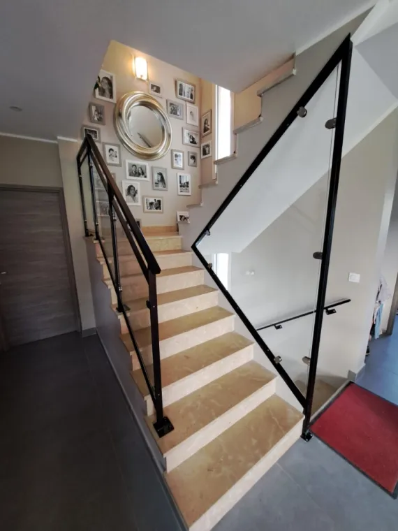Rampe d'escalier et garde-corps vitré en acier dans le Rhône, Décines-Charpieu, Art Métallique