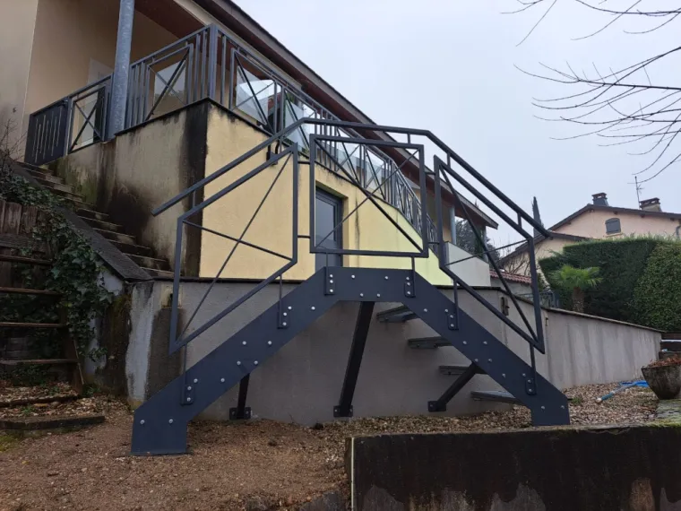 Escalier en acier pour accès jardin, Saint Priest, Art Métallique
