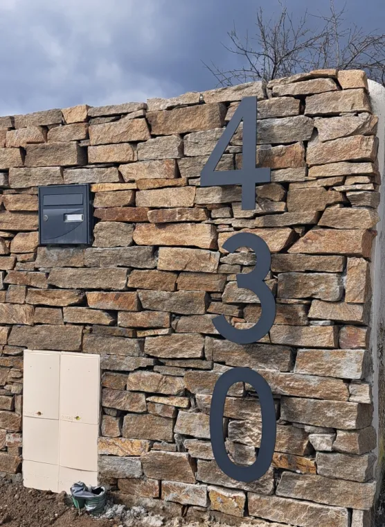 Numéro de maison, Heyrieux, Art métallique