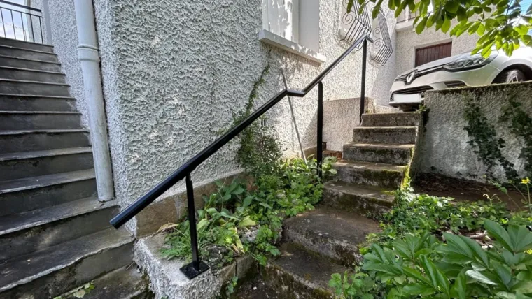 Main courante sur poteau, Ecully, Art métallique