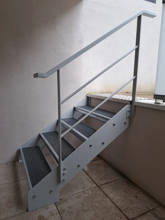 Escalier en acier pour accès terrasse, Décines, Art Métallique