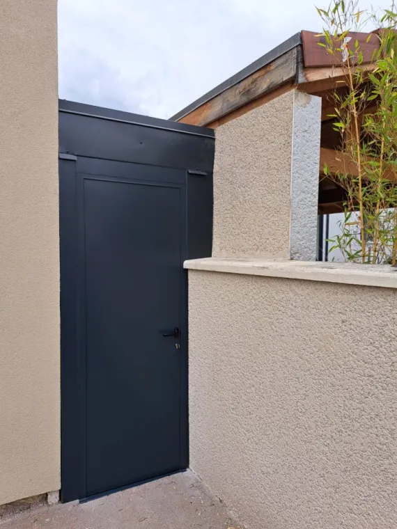 Porte tôlée local, Lyon, Art métallique