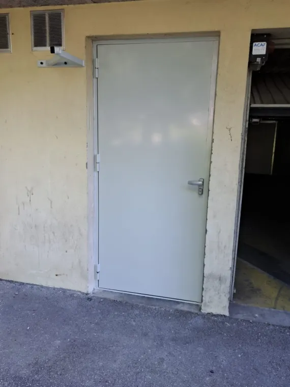 Porte tôlée double peau isolé, Lyon, Art métallique